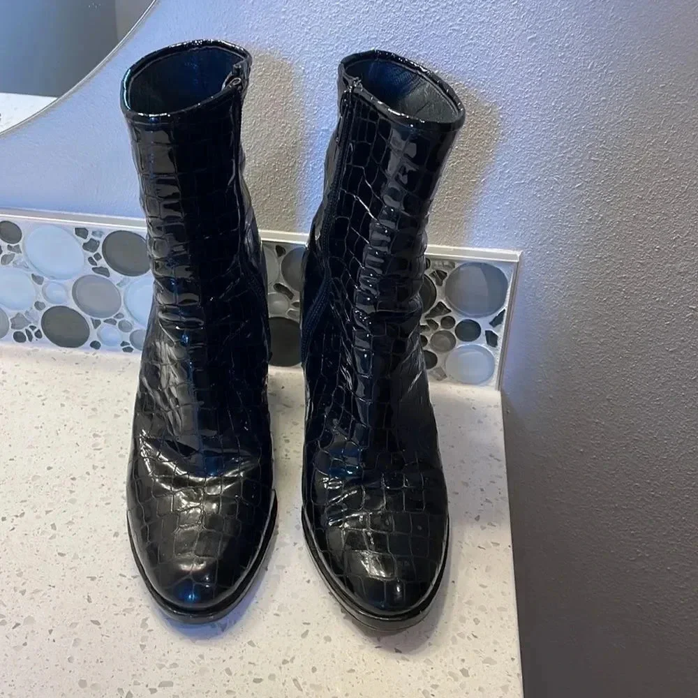St John woman’s patent leather boots - Picture 2 of 15
